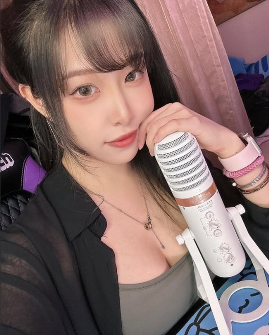 Được mời làm việc tại club "riêng tư", nữ streamer gợi cảm vội từ chối, vẫn bị chỉ trích ngay sau đó- Ảnh 3.