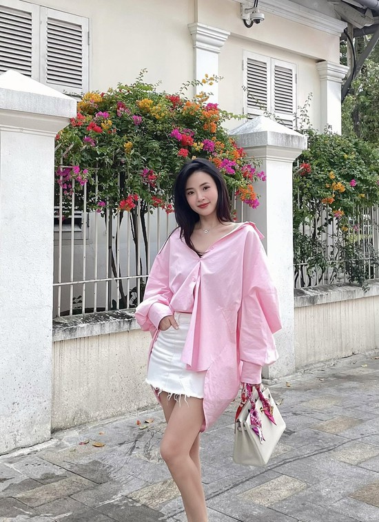 Vợ thiếu gia công ty nhựa Duy Tân xuất hiện với mặt mộc, đời thực có xứng danh "mỹ nhân không tuổi"? - Ảnh 10.