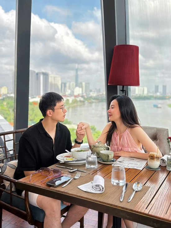 Vợ thiếu gia công ty nhựa Duy Tân xuất hiện với mặt mộc, đời thực có xứng danh "mỹ nhân không tuổi"? - Ảnh 11.