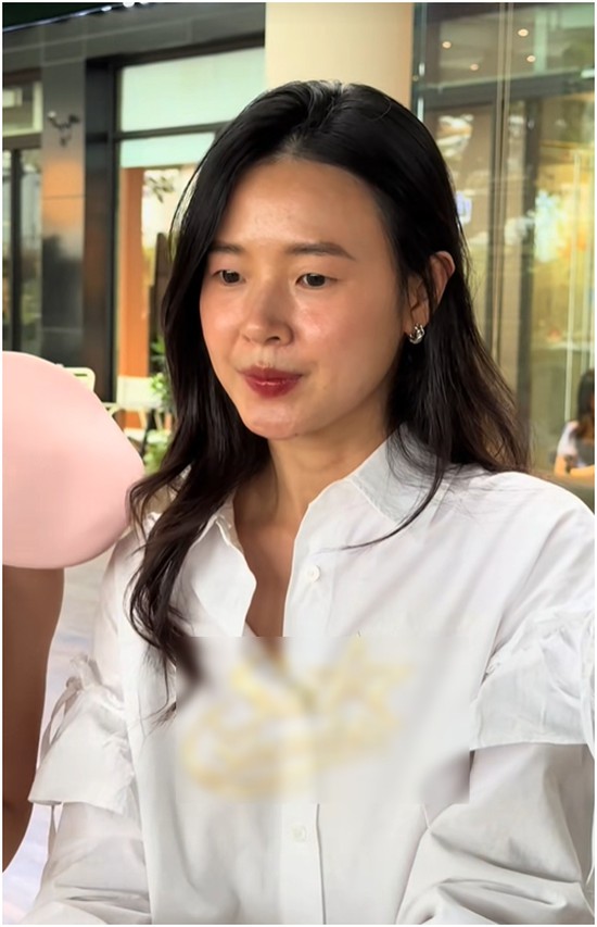 Vợ thiếu gia công ty nhựa Duy Tân xuất hiện với mặt mộc, đời thực có xứng danh "mỹ nhân không tuổi"? - Ảnh 2.