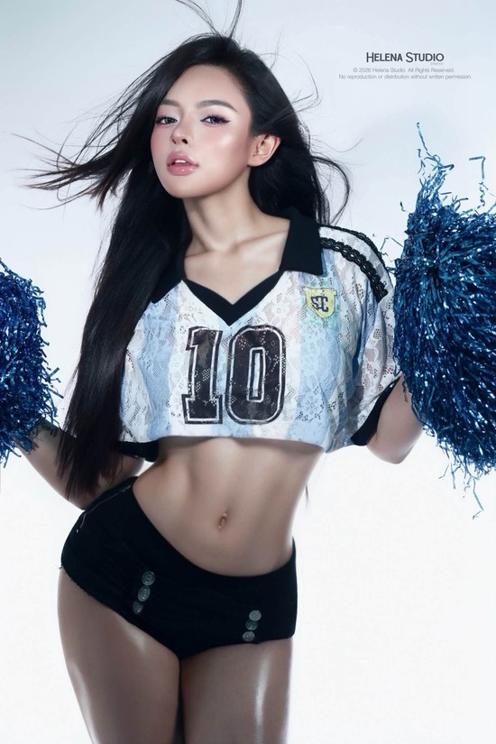 Cổ vũ đội tuyển Argentina, nữ DJ khiến người xem "đỏ mặt" với bộ ảnh không thể quyến rũ hơn- Ảnh 7.