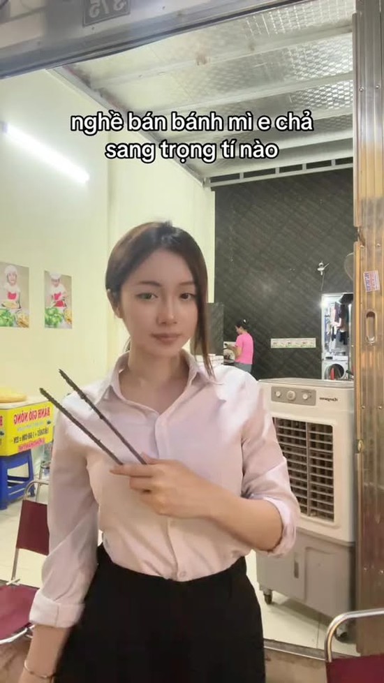 Chỉ đứng bán bánh mì, hot girl này vẫn "viral" nhờ nhan sắc quá ấn tượng- Ảnh 4.