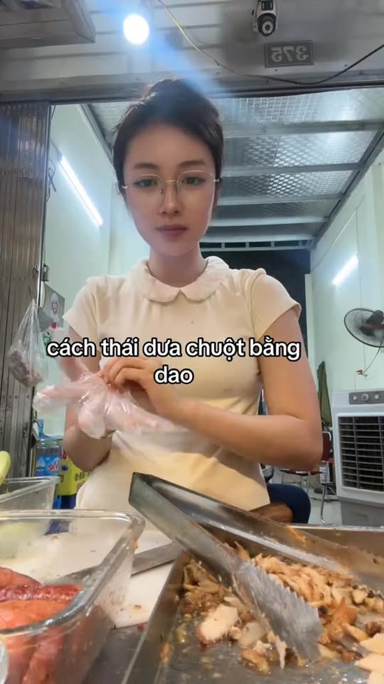 Chỉ đứng bán bánh mì, hot girl này vẫn "viral" nhờ nhan sắc quá ấn tượng- Ảnh 1.