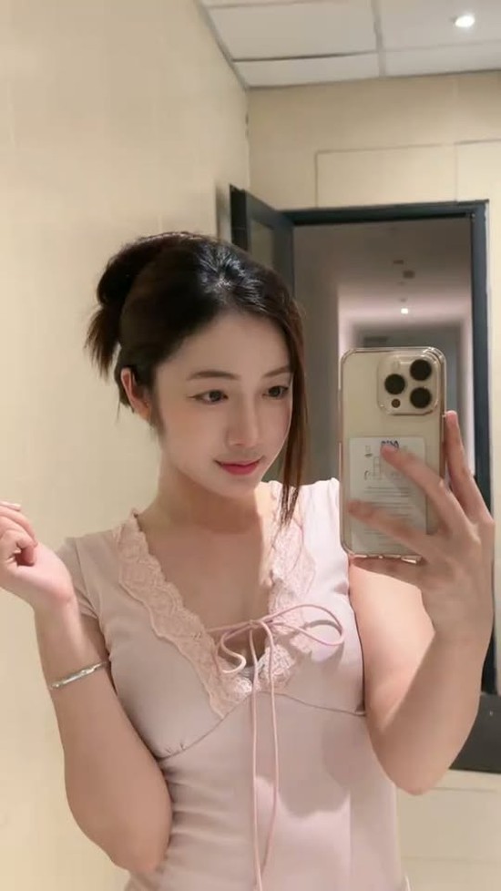 Chỉ đứng bán bánh mì, hot girl này vẫn "viral" nhờ nhan sắc quá ấn tượng- Ảnh 7.