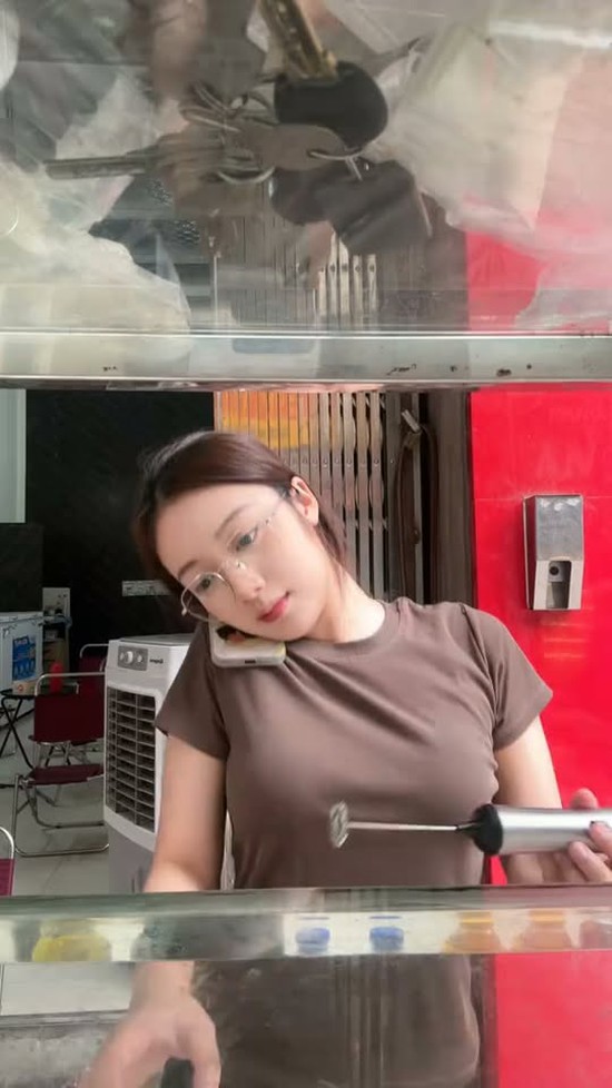 Chỉ đứng bán bánh mì, hot girl này vẫn "viral" nhờ nhan sắc quá ấn tượng- Ảnh 3.
