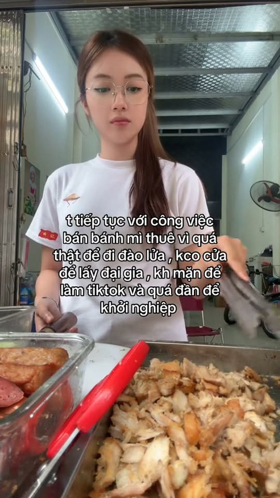 Chỉ đứng bán bánh mì, hot girl này vẫn "viral" nhờ nhan sắc quá ấn tượng- Ảnh 2.