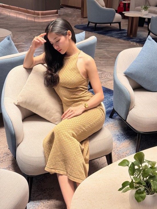11 giây catwalk chinh phục cả triệu người của Á hậu Việt, body chuẩn đẹp khỏe là đây!- Ảnh 6.