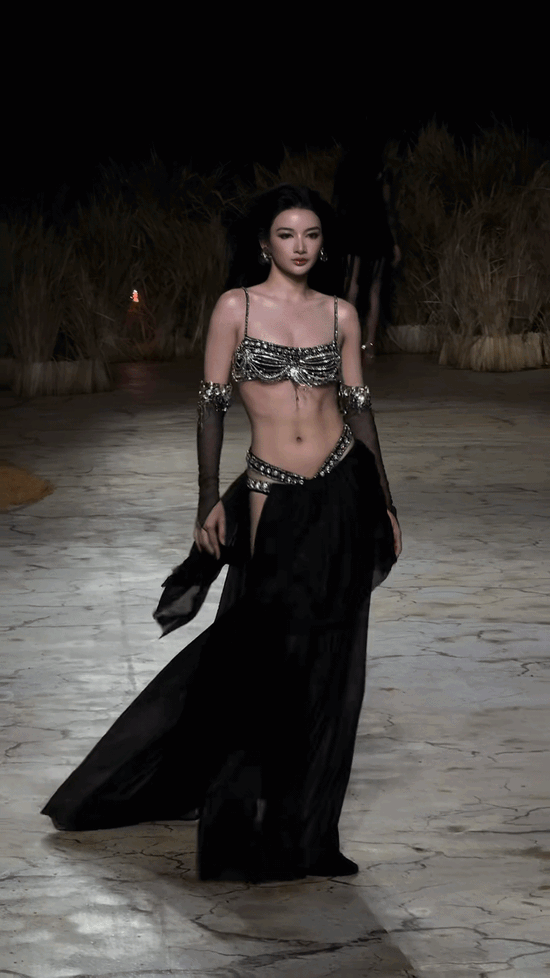 11 giây catwalk chinh phục cả triệu người của Á hậu Việt, body chuẩn đẹp khỏe là đây!- Ảnh 2.