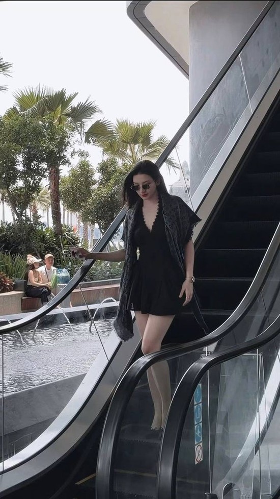 11 giây catwalk chinh phục cả triệu người của Á hậu Việt, body chuẩn đẹp khỏe là đây!- Ảnh 7.