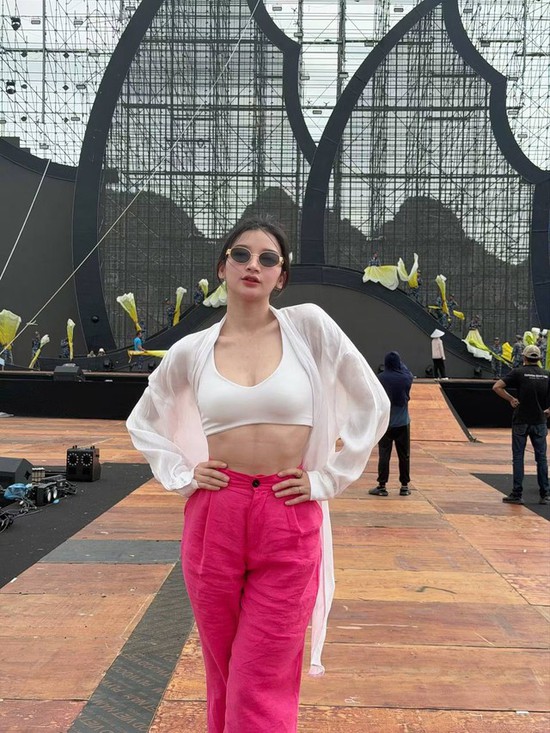 11 giây catwalk chinh phục cả triệu người của Á hậu Việt, body chuẩn đẹp khỏe là đây!- Ảnh 8.