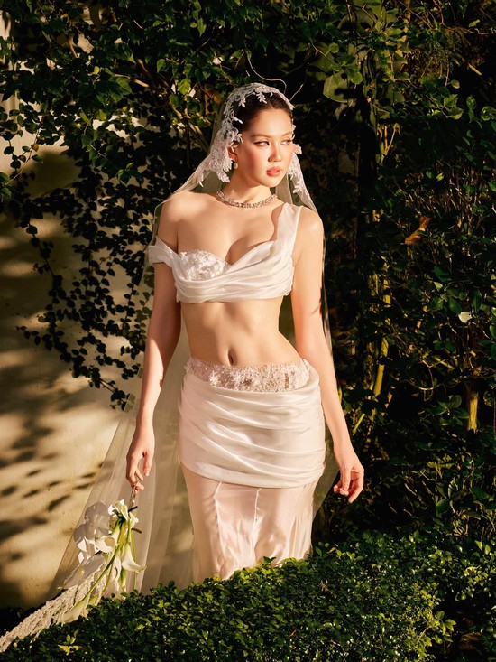 "Nữ hoàng nội y" Ngọc Trinh mặc váy cưới: "Cuối cùng mọi cố gắng rồi cũng được đền đáp"- Ảnh 2.