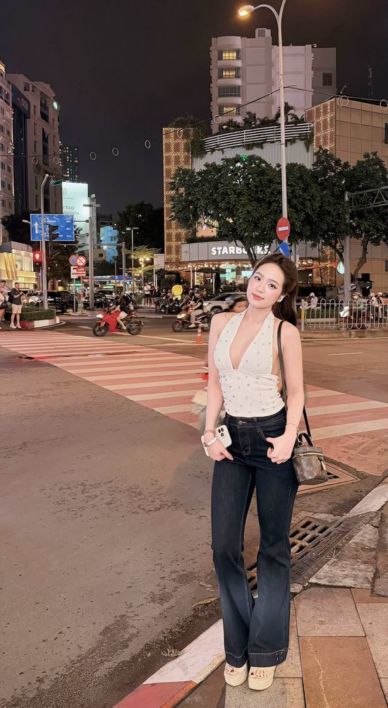 Lê Phương Anh biến hình dạo phố, trang phục đơn giản nhưng thần thái lại khiến CĐM si mê- Ảnh 3.