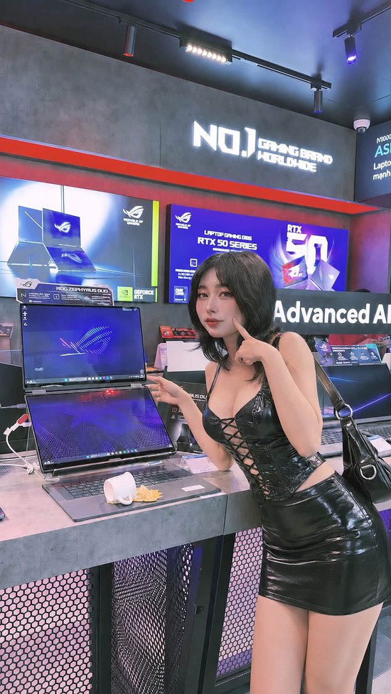 Hot girl lên đồ bán gaming gear cực chất, đốn tim dân mạng!- Ảnh 1.
