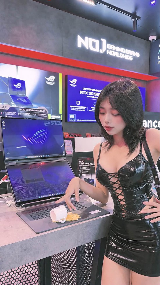 Hot girl lên đồ bán gaming gear cực chất, đốn tim dân mạng!- Ảnh 2.