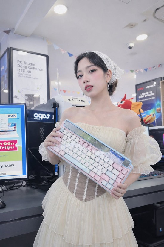 Hot girl lên đồ bán gaming gear cực chất, đốn tim dân mạng!- Ảnh 7.