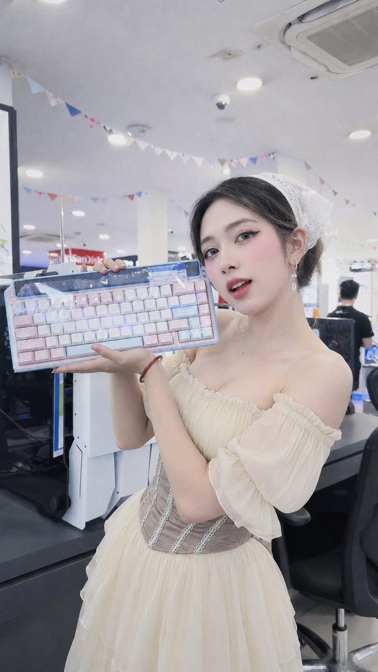 Hot girl lên đồ bán gaming gear cực chất, đốn tim dân mạng!- Ảnh 8.