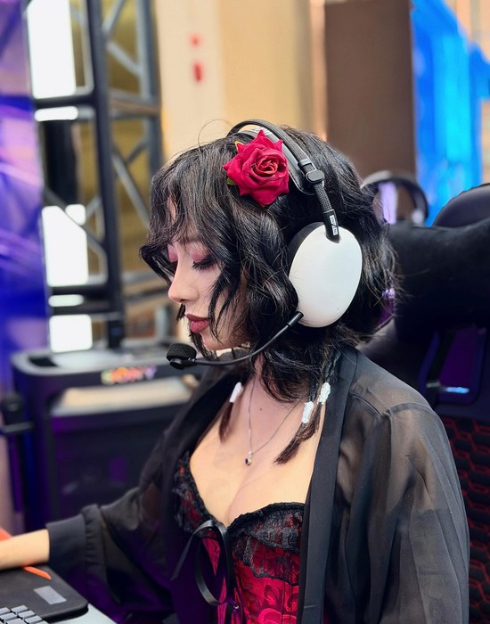 Hot girl lên đồ bán gaming gear cực chất, đốn tim dân mạng!- Ảnh 13.