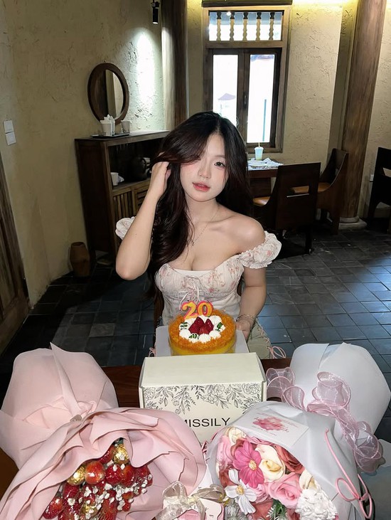 Lanhxinhyeu "phá đảo" đường đua mùa hè, "đốt mắt" fan với vóc dáng nóng bỏng- Ảnh 1.