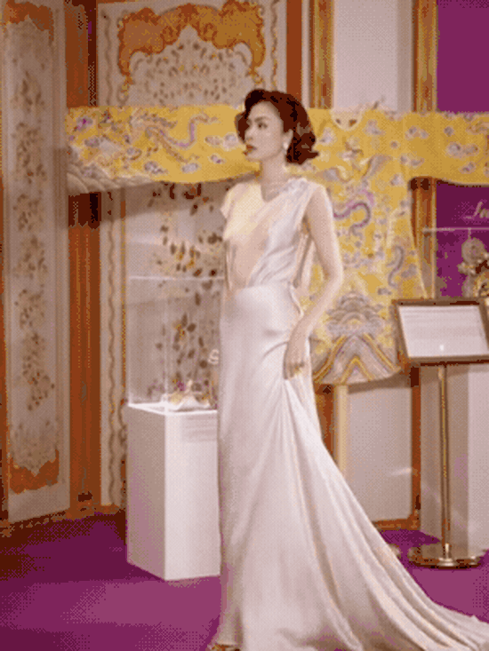 Clip hot nhất ngày Tăng Thanh Hà tái xuất, cú xoay lưng khoe xương cánh bướm đẹp cỡ này!- Ảnh 2.