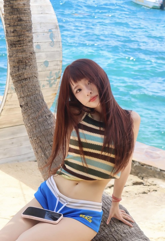 Ngọc Kem khiến fan đứng ngồi không yên với bộ ảnh lấy cảm hứng từ skin Krixi tiệc bãi biển- Ảnh 2.