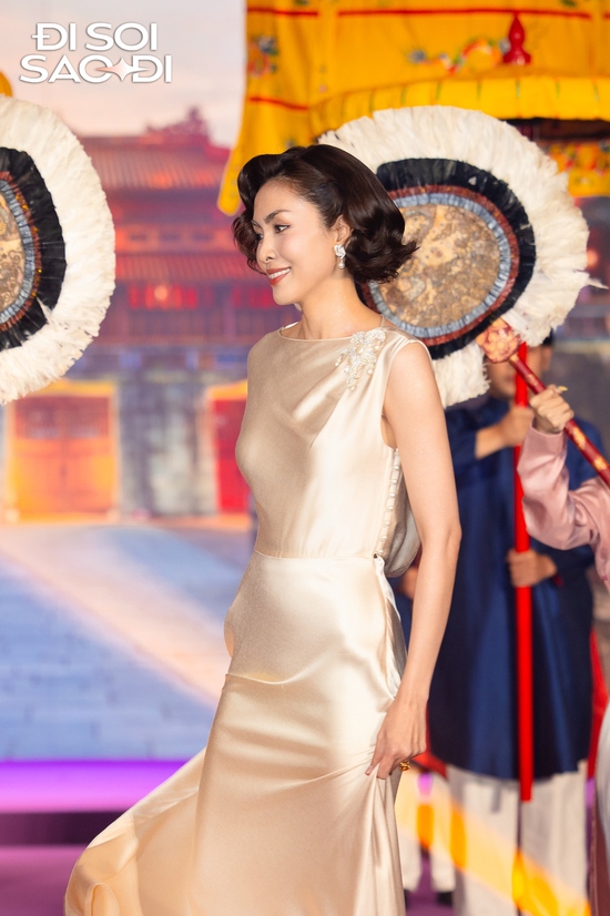 Clip hot nhất ngày Tăng Thanh Hà tái xuất, cú xoay lưng khoe xương cánh bướm đẹp cỡ này!- Ảnh 8.