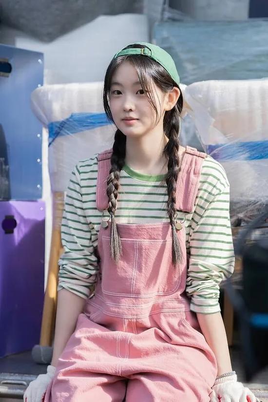 Con gái "đặc vụ" hot nhất Hàn Quốc: Visual chuẩn tình đầu, ngồi xe bus hút 4 triệu lượt xem- Ảnh 3.