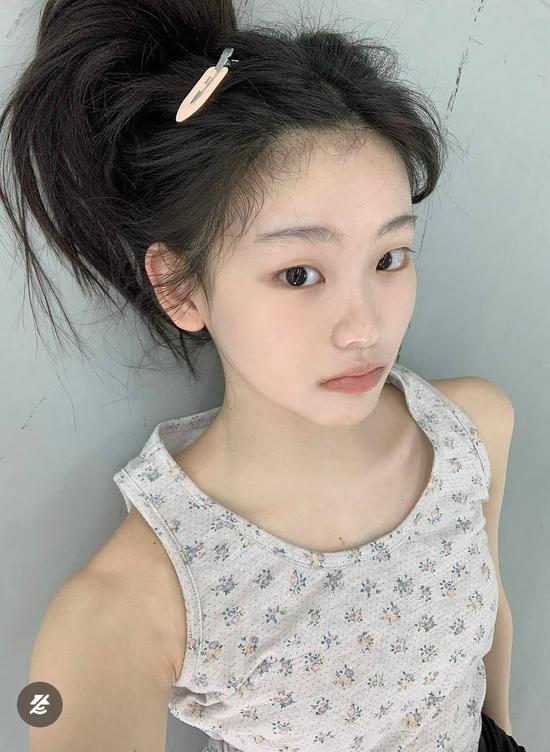Con gái "đặc vụ" hot nhất Hàn Quốc: Visual chuẩn tình đầu, ngồi xe bus hút 4 triệu lượt xem- Ảnh 9.