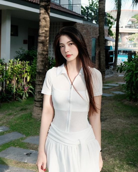 Bạn gái kém 9 tuổi của ca sĩ Việt được đề cử đẹp trai nhất thế giới: Lộ vòng eo chỉ 55cm - Ảnh 3.