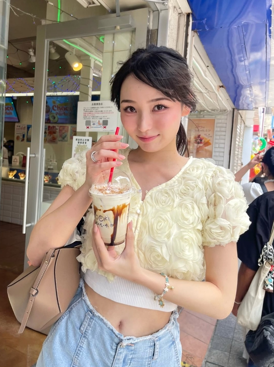 Nữ nhân viên Starbucks đẹp nhất Nhật Bản bỏ nghề, chuyển hướng làm hot girl gợi cảm, ảnh mới hút gần 13 triệu lượt xem- Ảnh 2.
