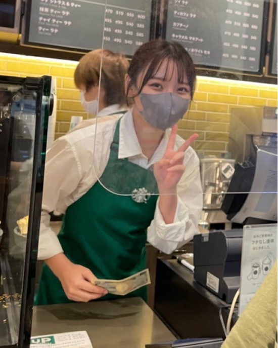 Nữ nhân viên Starbucks đẹp nhất Nhật Bản bỏ nghề, chuyển hướng làm hot girl gợi cảm, ảnh mới hút gần 13 triệu lượt xem- Ảnh 1.