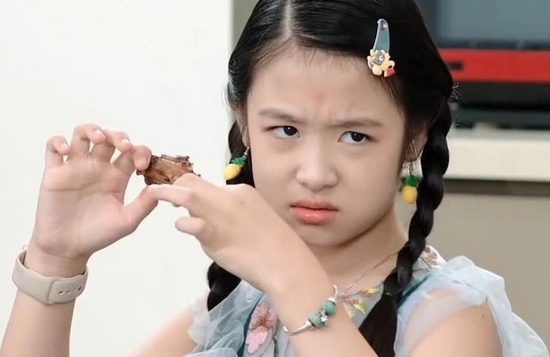 Sao nhí đẹp nhất Vbiz bị khán giả quay lưng chỉ vì 1 quyết định, cứ xuất hiện là netizen cầu xin “quay đầu đi”- Ảnh 8.
