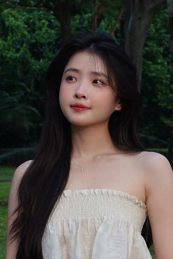 Thần thái 0 điểm của cô gái Việt Nam được ví như “tình đầu quốc dân", nhan sắc bùng nổ trên đất Pháp - Ảnh 14.