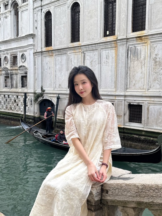 Thần thái 0 điểm của cô gái Việt Nam được ví như “tình đầu quốc dân", nhan sắc bùng nổ trên đất Pháp - Ảnh 16.