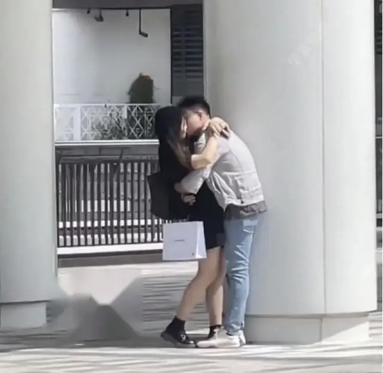 Nụ hôn kéo dài giữa thành phố của cặp đôi trẻ khiến dân mạng tranh cãi- Ảnh 3.