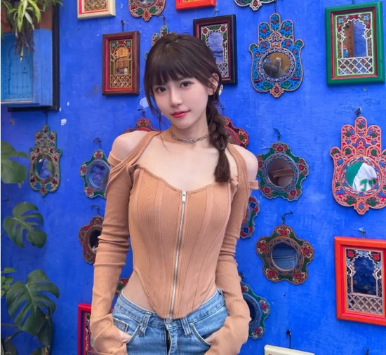Đang livestream game thì liên tục bị yêu cầu đứng dậy khoe ngoại hình, nữ streamer gợi cảm bức xúc, thẳng thừng đáp trả- Ảnh 3.