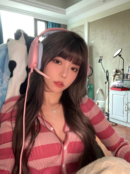 Đang livestream game thì liên tục bị yêu cầu đứng dậy khoe ngoại hình, nữ streamer gợi cảm bức xúc, thẳng thừng đáp trả- Ảnh 5.