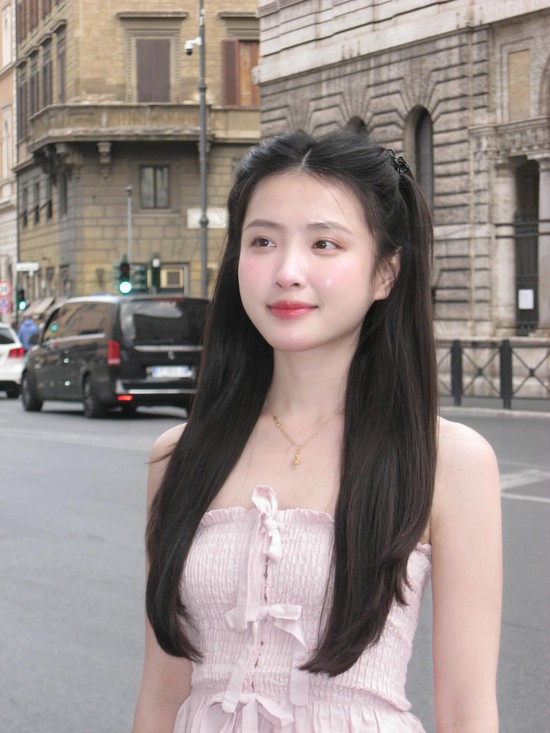 Thần thái 0 điểm của cô gái Việt Nam được ví như “tình đầu quốc dân", nhan sắc bùng nổ trên đất Pháp - Ảnh 1.