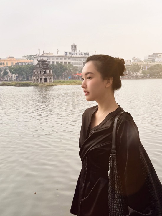 Mỹ nhân gốc Huế không đi casting vẫn được “tiến cử” cho vai Nam Phương Hoàng hậu: 10 năm trước từng thi hoa hậu, nay rút lui khỏi showbiz- Ảnh 10.