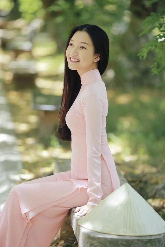 Mỹ nhân gốc Huế không đi casting vẫn được “tiến cử” cho vai Nam Phương Hoàng hậu: 10 năm trước từng thi hoa hậu, nay rút lui khỏi showbiz- Ảnh 7.