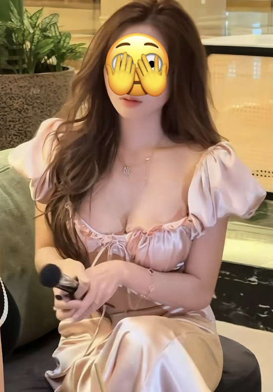 Khoảnh khắc "thót tim", hot girl hớ hênh lộ vòng một- Ảnh 5.