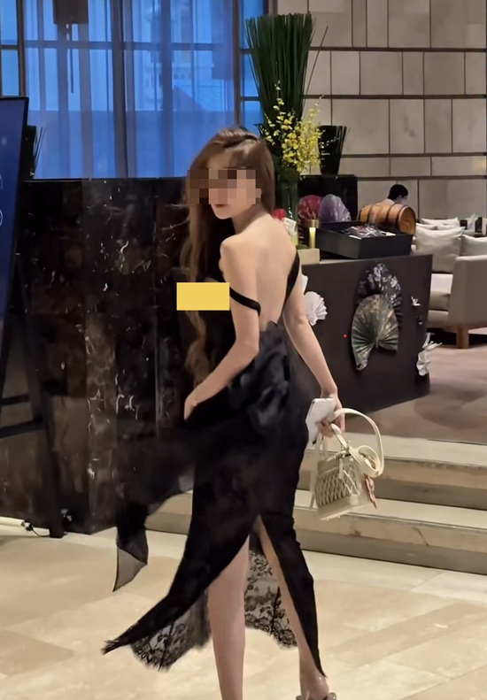 Khoảnh khắc "thót tim", hot girl hớ hênh lộ vòng một- Ảnh 2.