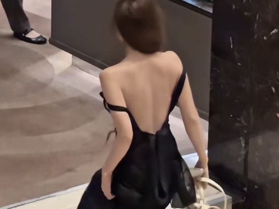 Khoảnh khắc "thót tim", hot girl hớ hênh lộ vòng một- Ảnh 1.