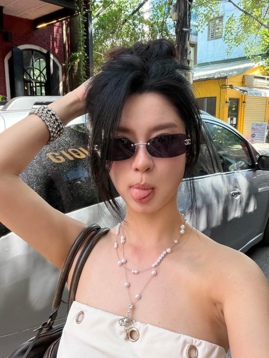 Chỉ lên đồ đi ăn kem, nhan sắc Hàn Hằng cũng "bén" cỡ này!- Ảnh 3.