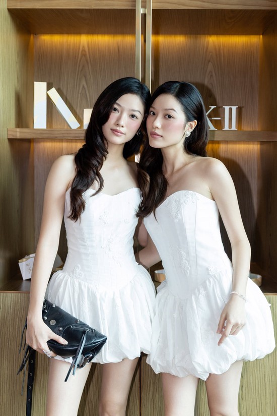 Cặp chị em sinh đôi sở hữu visual "xinh đôi", 1 người đang hẹn hò Song Luân- Ảnh 1.