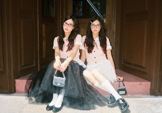 Cặp chị em sinh đôi sở hữu visual "xinh đôi", 1 người đang hẹn hò Song Luân- Ảnh 2.
