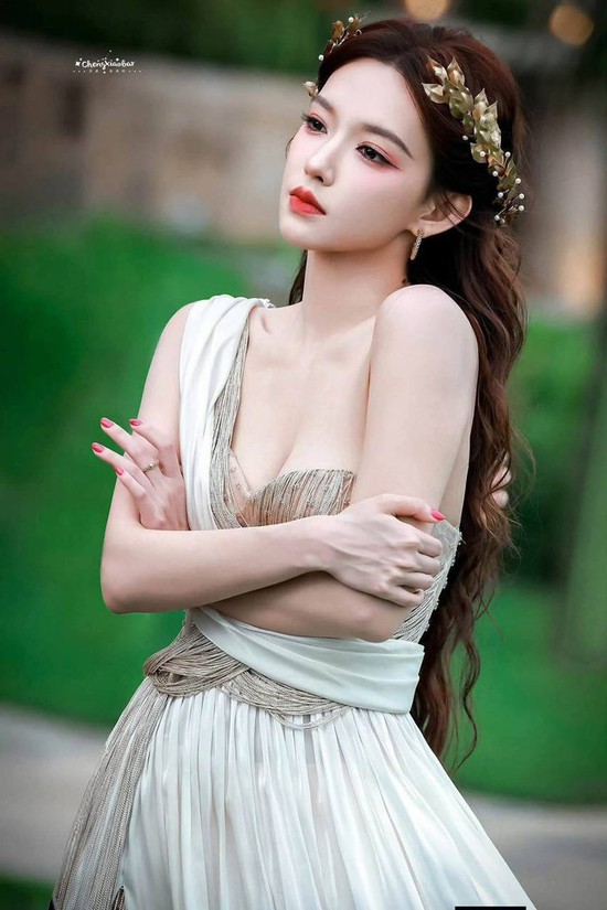 Mỹ nhân đi ngược với chuẩn gầy trơ xương của Cbiz, body bốc lửa không góc nào dìm nổi- Ảnh 4.