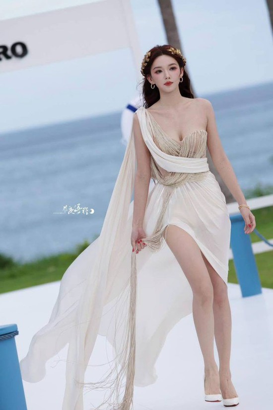 Mỹ nhân đi ngược với chuẩn gầy trơ xương của Cbiz, body bốc lửa không góc nào dìm nổi- Ảnh 2.
