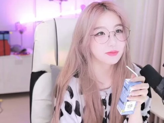 Tai hại vì "sống ảo" quá đà, màn lộ nhan sắc thật gây ngỡ ngàng của dàn nữ streamer triệu view- Ảnh 1.
