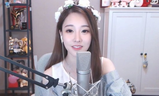 Tai hại vì "sống ảo" quá đà, màn lộ nhan sắc thật gây ngỡ ngàng của dàn nữ streamer triệu view- Ảnh 3.
