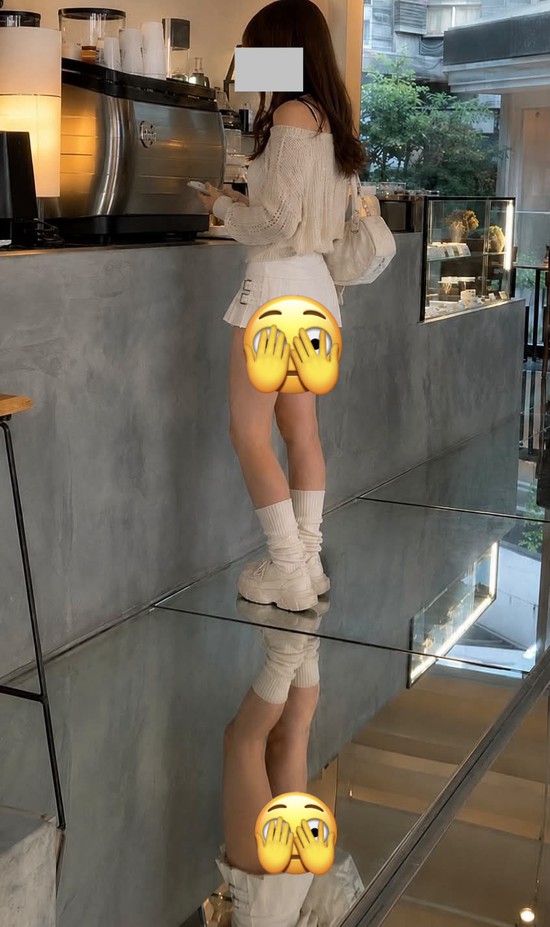 Mặc váy ngắn đi cà phê nhưng gặp sàn nhà bằng gương, cô gái tạo nên tranh cãi "nóng" trên mạng xã hội- Ảnh 1.